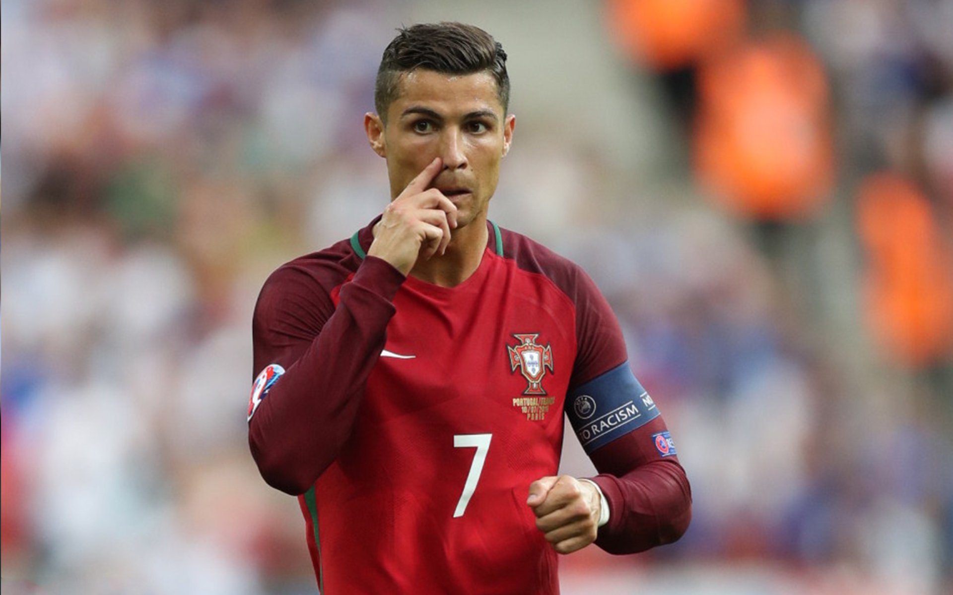 观众观赛体验区增设互动休闲空间，观众中心